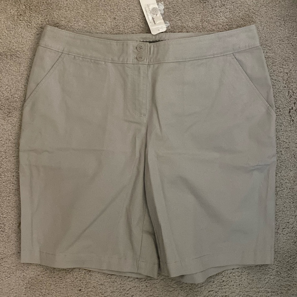 NWT Tommy Bahama Women's Loght beige  Bermuda Shorts